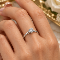 Pre Owned 18ct White Gold Diamond Solitaire ZC38